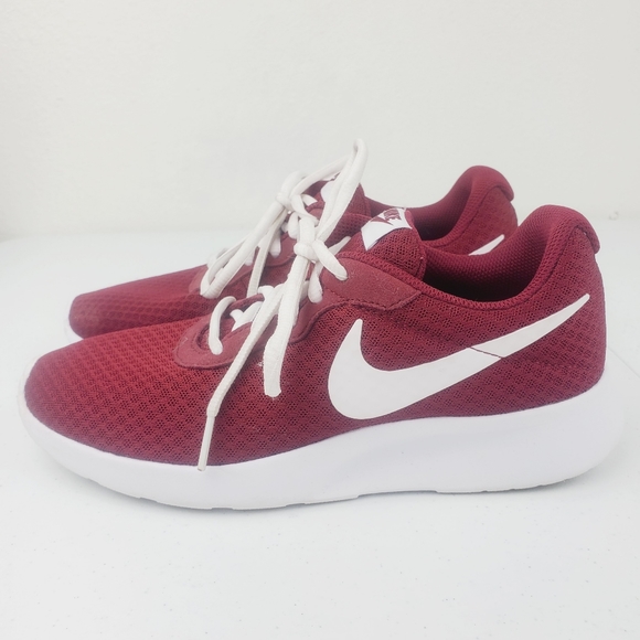 maroon nike tanjun